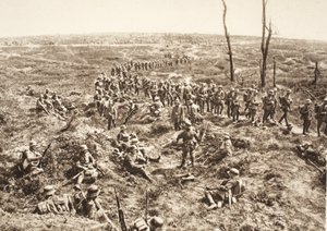 Deutsche Infanterie überquert den Chemin des Dames, um dem sich zurückziehenden Feind zu folgen, 27. Mai 1918 (s/w Foto)