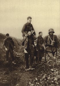 Deutscher Infanterist mit Beinwunde, der von britischen Gefangenen vom Schlachtfeld getragen wird, Erster Weltkrieg