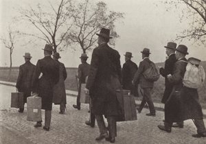 Deutsche Eisenbahnarbeiter aus dem Ruhrgebiet ausgewiesen wegen Teilnahme an der Kampagne des zivilen Ungehorsams während der französischen Besatzung, August 1923 von Photographer German