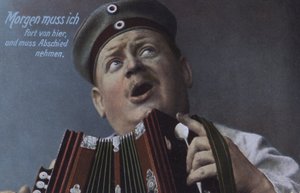 Deutscher Soldat, der ein Akkordeon spielt (Farbfoto) von Photographer German