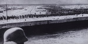 Deutscher Soldat überwacht alliierte Gefangene am Strand von Dünkirchen, Frankreich, Zweiter Weltkrieg, Juni 1940