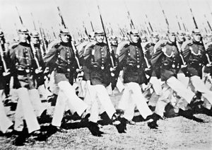 Deutsche Truppen paradieren im Stechschritt vor dem Kaiser, 28. August 1911
