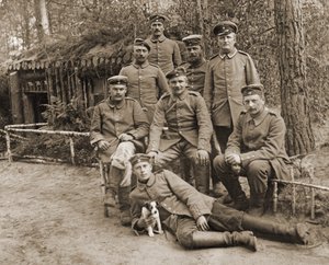 Gruppe deutscher Soldaten mit einem Hund
