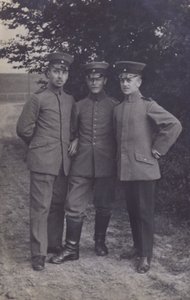 Gruppe von drei deutschen Soldaten (s/w Foto) von Photographer German