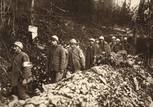 Italienische Gefangene in Tolmin, zurückgeführt durch ihre eigenen Stellungen am ersten Tag der Schlacht, 24. Oktober 1917 (s/w Foto)