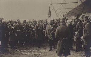 Kaiser Wilhelm II. und der deutsche Luftschiffkonstrukteur Graf Ferdinand von Zeppelin nach der Landung eines Zeppelins von Photographer German