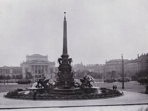 Leipzig: Mendebrunnen auf dem Augustusplatz und Neues Theater (s/w Foto) von Photographer German