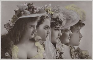 Reihe von Frauen in historischer Kleidung von Photographer German