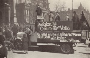 Lkw mit kommunistischen Parolen auf den Straßen von Berlin, Deutschland