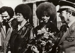 Am 11. September 1972 wurde die mutige amerikanische Kommunistin und Bürgerrechtlerin Angela Davis von den Soldaten der Nationalen Volksarmee der Deutschen Demokratischen Republik am Brandenburger Tor herzlich empfangen von Photographer German