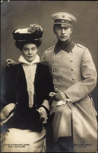 Prinzessin Cecilie mit Prinz Wilhelm, Mantel und Hut