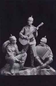 Skulptur, die eine Gruppe deutscher Soldaten des Ersten Weltkriegs beim Musizieren darstellt von Photographer German