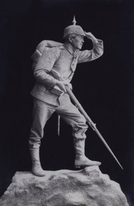 Skulptur eines deutschen Soldaten des Ersten Weltkriegs, der über das Schlachtfeld blickt