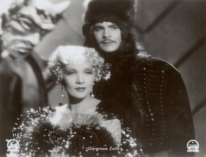 Szene aus dem Film "The Scarlet Empress" mit Marlene Dietrich und John Lodge