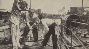 Die tägliche Wäsche an Bord eines deutschen Torpedobootes von Photographer German