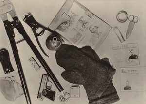 Die Ausrüstung des Terroristen Wohlfarth, der am 9. Dezember 1961 aus West-Berlin eindrang.... (s/w Foto) von Photographer German