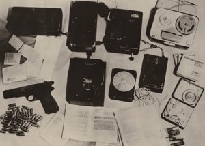 Die Ausrüstung von Sterzyk, Agent des US-Geheimdienstes, der bei dem Versuch, ... (s/w Foto) von Photographer German