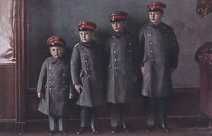 Die Söhne von Kronprinz Wilhelm von Deutschland in Militäruniform