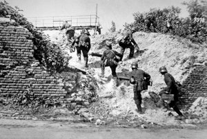 Deutsche Maschinengewehrabteilung des Ersten Weltkriegs rückt während der Schlacht an der Aisne vor von Photographer German