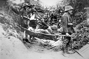 Deutsche Soldaten des Ersten Weltkriegs tragen einen verwundeten Kameraden auf einer improvisierten Trage, in der Nähe von Soissons, Juni 1918 von Photographer German