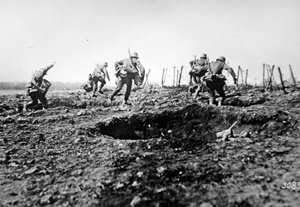 Deutsche Sturmtruppen im Ersten Weltkrieg rücken bei Sedan mit Granatensäcken um den Hals vor, Westfront