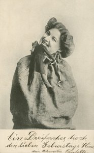 Frau beißt den Kopf einer Puppe ab (s/w Foto) von Photographer German