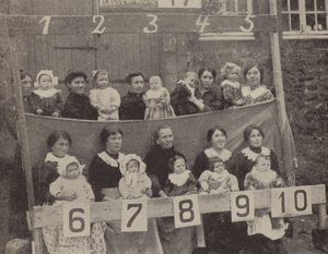 Frauen und Kinder des besetzten Nordfrankreichs posieren für ein deutsches Foto von Photographer German