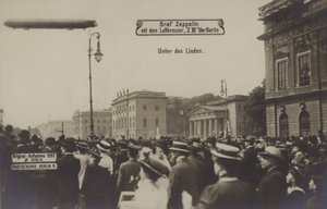 Zeppelin LZ III fliegt über Unter den Linden, Berlin von Photographer German