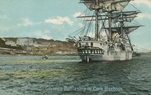 Deutsches Kriegsschiff im Hafen von Cork, Irland von Photographer Irish