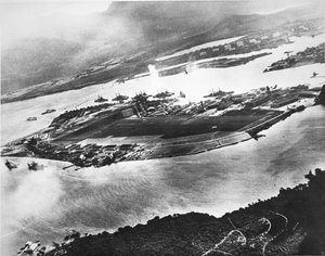 Luftaufnahme von Ford Island und Battleship Row, Pearl Harbor, 7. Dezember 1941
