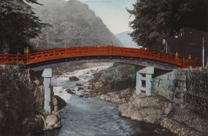 Japan, ca. 1912: Heilige Brücke in Nikko, 90 Meilen nördlich von Tokio (Foto) von Photographer Japanese