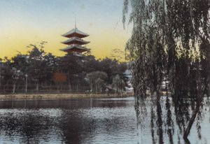 Japan, ca. 1912: Blick auf die Pagode in Nara vom Sarusawa-Teich von Photographer Japanese