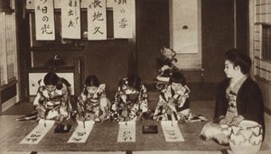 Japanische Schulmädchen schreiben mit Pinseln im Kindergartenunterricht von Photographer Japanese