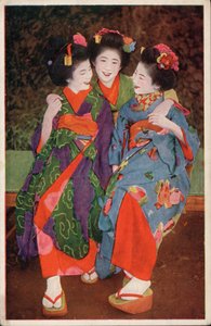 Drei junge japanische Frauen in traditioneller Kleidung (Foto) von Photographer Japanese