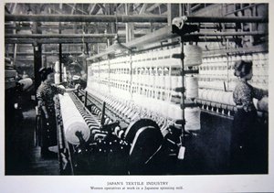 Frauen bei der Arbeit in einer japanischen Spinnerei