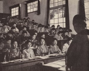 Junge japanische Frauen in ihrem letzten Jahr an der Frauenuniversität, Tokio