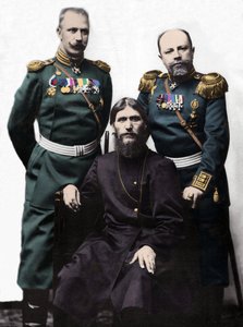 Grigory Rasputin mit Hauptmann von Lohman und Prinz Oberst Putyatin. (Von links nach rechts: Prinz Mikhail Putyatin, Grigory Rasputin und Oberst D. Loman) von Photographer Russian