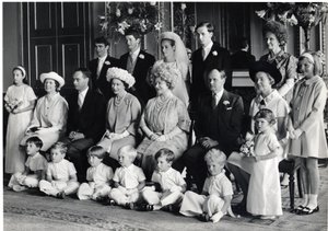 Gruppenhochzeitsfoto von Lord Hartington und Amanda mit Ihrer Majestät der Königin und der Königinmutter, 28. Juni 1967 von Blaise Nicolas Le Sueur