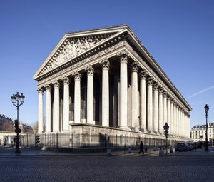 Ansicht der Kirche der Madeleine, im neoklassischen Stil, Denkmal, das 1806 von Napoleon I. als Tempel des Ruhms der Großen Armee gewünscht und 1845 in eine Kirche umgewandelt wurde (Foto)