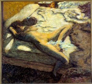 Die träge nackte junge Frau, die auf einem Bett liegt