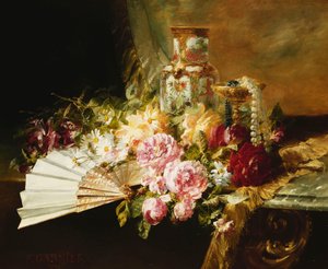 Ein Fächer mit Rosen, Gänseblümchen und einer Famille-Rose-Vase auf einem drapierten Tisch