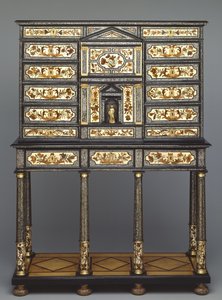 Schrank auf Ständer