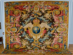 Louis XV Savonnerie Teppich mit königlichen Wappen, hergestellt von der Savonnerie Manufaktur, Frankreich, um 1740-1750 von Pierre Josse Perrot