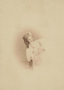 [Vignettierte Sitzende im Ritrosetta-Kleid], 1861-67