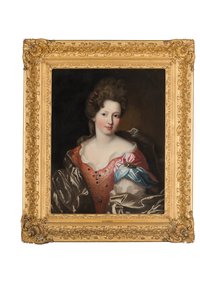 Porträt von Madame Valentinous, Halbfigur, in einem rot bestickten Kleid mit blau-grauem Umhang von Pierre Mignard