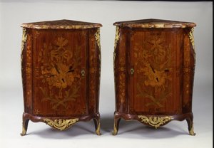 Paar Louis-XV-Marketerie-Eckschränke