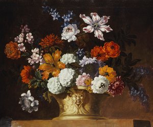 Tulpen, Schneebälle und andere Blumen in einer skulptierten Urne auf einem Sims von Pieter Casteels