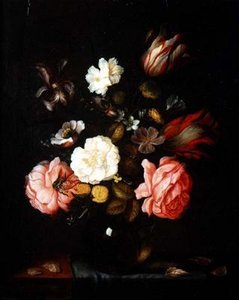 Blumen in einer Glasvase auf einem drapierten Tisch von Pieter van der Venne