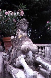 Gartenschmuck in Form einer Sphinx, ca. 1550 (Stein) von Pirro Ligorio