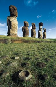 Moai-Statuen, Rapa Nui Nationalpark, Osterinsel, Chile von Polynesian Polynesian